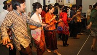 Sebagai penutup, para tamu secara interaktif diajak oleh PPI Gronigen untuk bersama Dubes menari Sajojo.