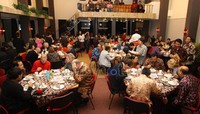 Para tamu tenggelam dalam kelezatan kuliner Indonesia dalam format 10 Course Dinner: Soto Lamongan, Rendang Padang, Tempe Tahu Bacem, Ayam Goreng, Tumis Buncis Udang, Pallu Butung, Klepon, Kue Lumpur, Panada, Sosis solo, dan Wedang Jahe.