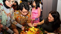 Di sela penampilan seni budaya, para mahasiswa mengedarkan Nasi Tumpeng lengkap dengan cerita tradisi dan filosofinya.