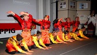 Sementara lidah hangat dibakar rempah-rempah yang spicy, para tamu juga dihangatkan dengan Tari Saman dari Aceh yang ritmik dan dinamik.
