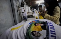 Pekerja menyelesaikan pembuatan kaos pasangan calon Pemilu Kada Bekasi di sebuah konveksi rumahan di kawasan Duri Utara, Jakarta Barat, Sabtu (25/2).