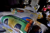 Mereka mendapat berkah dengan banyaknya order bermacam atribut dari peserta Pemilu Kada.