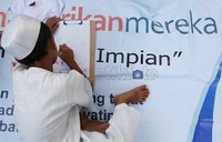 Anak-anak yatim tersebut melukiskan impian dan cita-citanya menggunakan krayon di atas kertas yang telah disediakan.