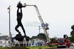 Beginilah Kalau Patung Pemuda Dimandikan