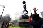Beginilah Kalau Patung Pemuda Dimandikan