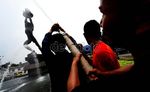 Beginilah Kalau Patung Pemuda Dimandikan