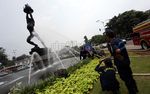 Beginilah Kalau Patung Pemuda Dimandikan