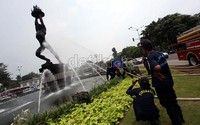 Selain Patung Pemuda Membangun, petugas pemadam juga membersihkan Patung Tugu Tani, Patung Pancoran, Patung Selamat Datang, dan Patung Pembebasan Irian Barat.