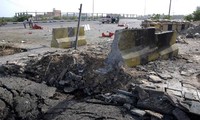 Sebuah mobil yang diduga dikemudikan pelaku bom bunuh diri meledak di luar Istana Kepresidenan di Mukalla. Reuters/Stringer.