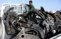 Polisi mengevakuasi mobil yang dikendarai pelaku bom bunuh diri. Ledakan bom bunuh diri ini hanya beberapa jam setelah Mansur Hadi dilantik sebagai presiden baru negara itu. Reuters/Stringer.