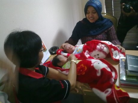 Datangi Dinsos, Anah Minta Bayi Kembarnya Dikembalikan