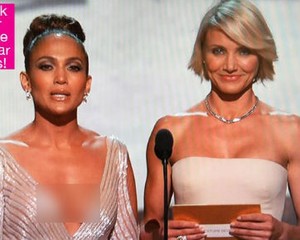 Hadiri Oscar, Payudara Jennifer Lopez Ngintip?