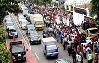 Aksi yang menyita sebagian bahu jalan tersebut mengakibatkan lalu lintas di depan Gedung Pengadian Jakarta Barat tersendat.