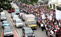 Dalam aksi tersebut, para karyawan Universitas Trisakti menolak rencana eksekusi yang akan dilakukan tanggal 29 Februari mendatang.