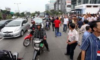 Para pendemo terus meneriakkan yel-yel tuntutan di depan Pengadilan Negeri Jakarta Barat, Sementara para pengendara dialihkan ke jalur busway.