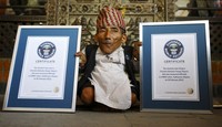 Pria berumur 72 tahun asal Nepal itu dianugerahi gelar sebagai pria terpendek di dunia oleh Guinness World Records. Reuters/Navesh Chitrakar.