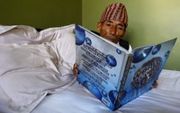 Chandra Bahadur Dangi sedang membaca buku di dalam kamarnya. Pria asal Nepal itu tinggi badannya lebih rendah 5,3 cm daripada Junrey Balawing, pria Filipina yang sebelumnya memegang gelar pria terpendek di dunia. Reuters/Navesh Chitrakar.