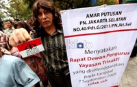 Para karyawan menggelar apel di Kampus Trisakti, sebelum berangkat ke Pengadilan Negeri Jakarta Barat untuk menyampaikan penolakannya akan rencana eksekusi.