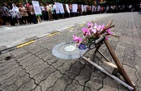 Para karyawan tersebut menggelar apel di depan Monumen Reformasi.