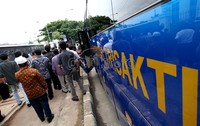 Mereka berangkat menggunakan bus menuju Pengadilan Negeri Jakarta Barat.
