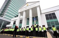 Massa yang tadinya tidak diperbolehkan masuk ke halaman pengadilan akhirnya diperbolehkan masuk dan berorasi di halaman pengadilan.