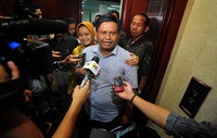 Datang ke Pengadilan Tipikor sekitar pukul 18.50 WIB, Ali yang mengenakan kemeja pendek warna putih bergaris ini ditemani istrinya. ANTARA/FANNY OCTAVIANUS.