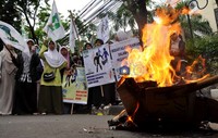 Dalam aksinya mereka turut membakar kardus yang telah dipersiapkan sebelumnya dan melakukan orasi. Aksi ini cukup membuat jalanan tersendat.