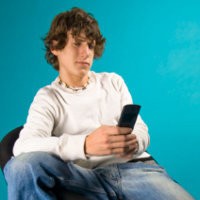 Berkirim Pesan Lewat SMS Bisa Bikin Bodoh?