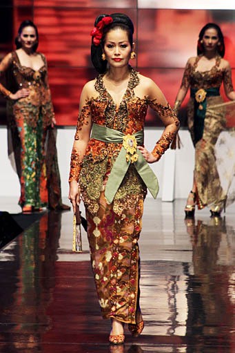 Anne Avantie Indonesia Sehati. BNI Presents Ethnic Eclectism. Indonesia Fashion Week 2012 at Jakarta Convention Center. Senayan. Jakarta. [Foto: Mohammad Abduh/Wolipop]