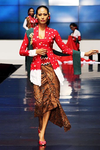 Anne Avantie Indonesia Sehati. BNI Presents Ethnic Eclectism. Indonesia Fashion Week 2012 at Jakarta Convention Center. Senayan. Jakarta. [Foto: Mohammad Abduh/Wolipop]