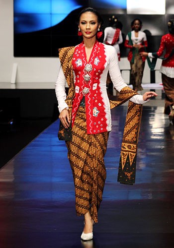 Anne Avantie Indonesia Sehati. BNI Presents Ethnic Eclectism. Indonesia Fashion Week 2012 at Jakarta Convention Center. Senayan. Jakarta. [Foto: Mohammad Abduh/Wolipop]