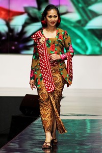 Anne Avantie Indonesia Sehati. BNI Presents Ethnic Eclectism. Indonesia Fashion Week 2012 at Jakarta Convention Center. Senayan. Jakarta. [Foto: Mohammad Abduh/Wolipop]