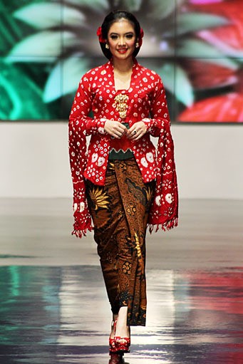 Anne Avantie Indonesia Sehati. BNI Presents Ethnic Eclectism. Indonesia Fashion Week 2012 at Jakarta Convention Center. Senayan. Jakarta. [Foto: Mohammad Abduh/Wolipop]