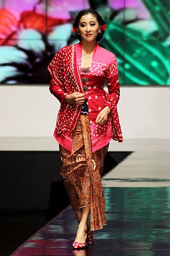 Anne Avantie Indonesia Sehati. BNI Presents Ethnic Eclectism. Indonesia Fashion Week 2012 at Jakarta Convention Center. Senayan. Jakarta. [Foto: Mohammad Abduh/Wolipop]