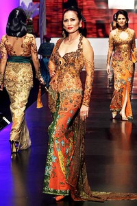 Anne Avantie Indonesia Sehati. BNI Presents Ethnic Eclectism. Indonesia Fashion Week 2012 at Jakarta Convention Center. Senayan. Jakarta. [Foto: Mohammad Abduh/Wolipop]