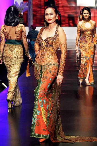 Anne Avantie Indonesia Sehati. BNI Presents Ethnic Eclectism. Indonesia Fashion Week 2012 at Jakarta Convention Center. Senayan. Jakarta. [Foto: Mohammad Abduh/Wolipop]