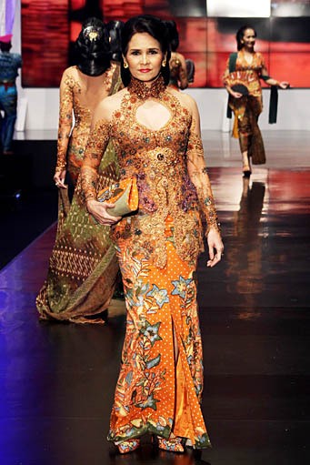 Anne Avantie Indonesia Sehati. BNI Presents Ethnic Eclectism. Indonesia Fashion Week 2012 at Jakarta Convention Center. Senayan. Jakarta. [Foto: Mohammad Abduh/Wolipop]