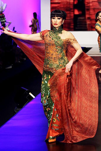 Anne Avantie Indonesia Sehati. BNI Presents Ethnic Eclectism. Indonesia Fashion Week 2012 at Jakarta Convention Center. Senayan. Jakarta. [Foto: Mohammad Abduh/Wolipop]