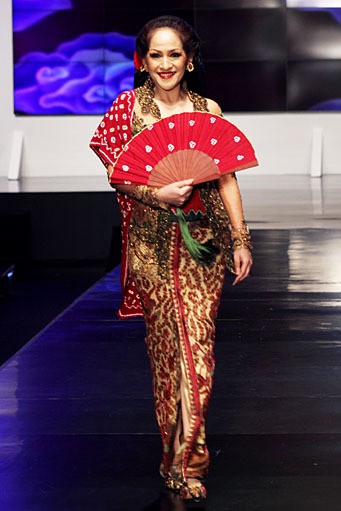 Anne Avantie Indonesia Sehati. BNI Presents Ethnic Eclectism. Indonesia Fashion Week 2012 at Jakarta Convention Center. Senayan. Jakarta. [Foto: Mohammad Abduh/Wolipop]