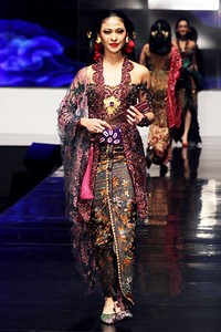 Anne Avantie Indonesia Sehati. BNI Presents Ethnic Eclectism. Indonesia Fashion Week 2012 at Jakarta Convention Center. Senayan. Jakarta. [Foto: Mohammad Abduh/Wolipop]