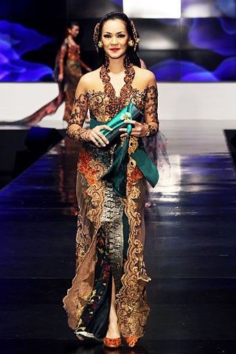 Anne Avantie Indonesia Sehati. BNI Presents Ethnic Eclectism. Indonesia Fashion Week 2012 at Jakarta Convention Center. Senayan. Jakarta. [Foto: Mohammad Abduh/Wolipop]