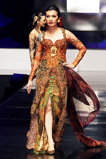 Anne Avantie Indonesia Sehati. BNI Presents Ethnic Eclectism. Indonesia Fashion Week 2012 at Jakarta Convention Center. Senayan. Jakarta. [Foto: Mohammad Abduh/Wolipop]