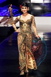 Anne Avantie Indonesia Sehati. BNI Presents Ethnic Eclectism. Indonesia Fashion Week 2012 at Jakarta Convention Center. Senayan. Jakarta. [Foto: Mohammad Abduh/Wolipop]