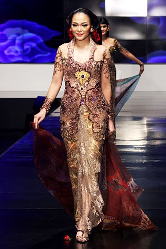 Anne Avantie Indonesia Sehati. BNI Presents Ethnic Eclectism. Indonesia Fashion Week 2012 at Jakarta Convention Center. Senayan. Jakarta. [Foto: Mohammad Abduh/Wolipop]