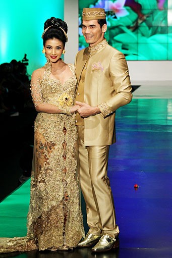 Anne Avantie Indonesia Sehati. BNI Presents Ethnic Eclectism. Indonesia Fashion Week 2012 at Jakarta Convention Center. Senayan. Jakarta. [Foto: Mohammad Abduh/Wolipop]