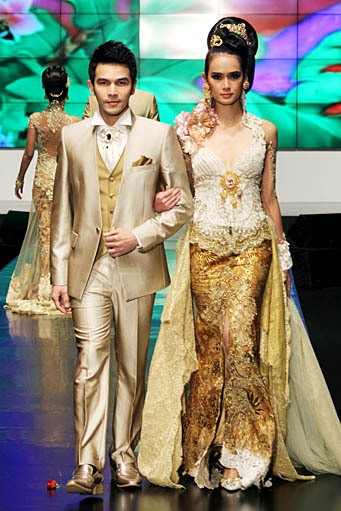 Anne Avantie Indonesia Sehati. BNI Presents Ethnic Eclectism. Indonesia Fashion Week 2012 at Jakarta Convention Center. Senayan. Jakarta. [Foto: Mohammad Abduh/Wolipop]