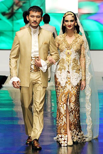 Anne Avantie Indonesia Sehati. BNI Presents Ethnic Eclectism. Indonesia Fashion Week 2012 at Jakarta Convention Center. Senayan. Jakarta. [Foto: Mohammad Abduh/Wolipop]