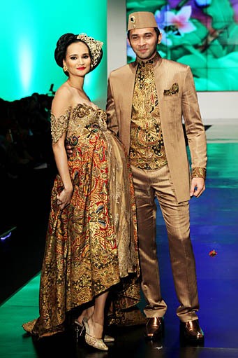 Anne Avantie Indonesia Sehati. BNI Presents Ethnic Eclectism. Indonesia Fashion Week 2012 at Jakarta Convention Center. Senayan. Jakarta. [Foto: Mohammad Abduh/Wolipop]