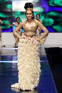 Anne Avantie Indonesia Sehati. BNI Presents Ethnic Eclectism. Indonesia Fashion Week 2012 at Jakarta Convention Center. Senayan. Jakarta. [Foto: Mohammad Abduh/Wolipop]