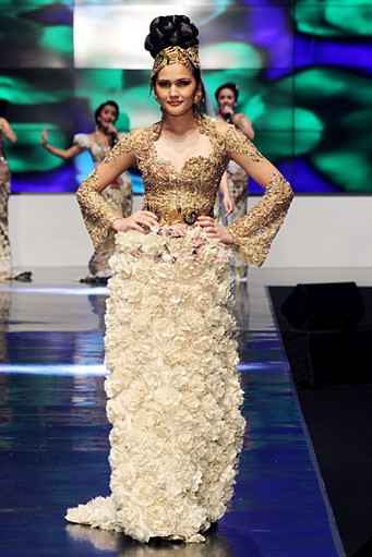 Anne Avantie Indonesia Sehati. BNI Presents Ethnic Eclectism. Indonesia Fashion Week 2012 at Jakarta Convention Center. Senayan. Jakarta. [Foto: Mohammad Abduh/Wolipop]